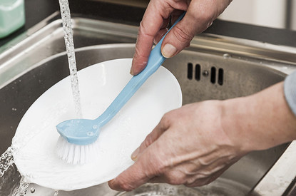 Почему нельзя мыть посуду в гостях: приметы и логичное объяснение